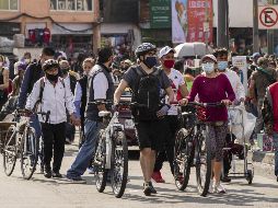 A pesar de los llamados a quedarse en casa para disminuir contagios, las calles de la Ciudad de México volvieron a llenarse de paseantes este 12 de diciembre. XINHUA / R. FLORES