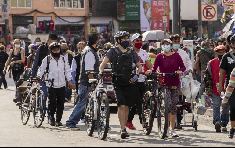 A pesar de los llamados a quedarse en casa para disminuir contagios, las calles de la Ciudad de México volvieron a llenarse de paseantes este 12 de diciembre. XINHUA / R. FLORES