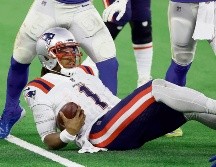 A LA BAJA. Cam Newton ha tenido un desempeño irregular en su primer año con los Patriots; el jueves pasado fue relegado a la banca en el duelo ante los Rams. AFP • R. Freso