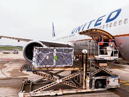 VUELAN. Trabajadores preparan un cargamento de vacunas contra el coronavirus para su traslado desde el Aeropuerto de Bruselas, en Bélgica, hasta Chicago, en Estados Unidos. AFP