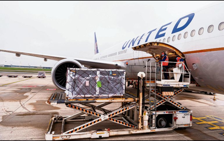 VUELAN. Trabajadores preparan un cargamento de vacunas contra el coronavirus para su traslado desde el Aeropuerto de Bruselas, en Bélgica, hasta Chicago, en Estados Unidos. AFP