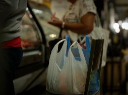 Las bolsas de un solo uso no se pueden entregar aunque el cliente pague por ellas. EL INFORMADOR/ARCHIVO
