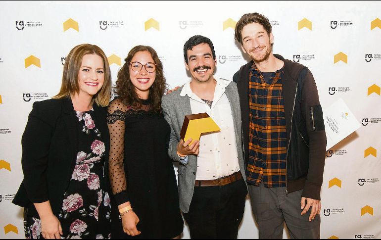 AL FRENTE. En la entrega de los Felix Wellington Awards (de izq. a der.) Nancy Johnston representante the The Restaurant Association NZ, Phocéa Ribon de Viva México staff, Rodrigo Quirarte, Viva México Director y Thomas Holthuis de Viva México staff. CORTESÍA