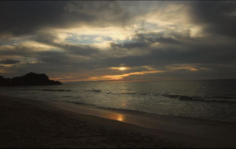 ATARDECER DE ENSUEÑO. El abrazo entre el cielo y el mar, un espectáculo que vale la pena disfrutar cada tarde en San Pancho. EL INFORMADOR • F. González