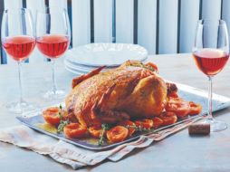 DELICIA. Pollo rostizado con chabacano y una copa de vino Rioja, un combo ganador. CORTESÍA