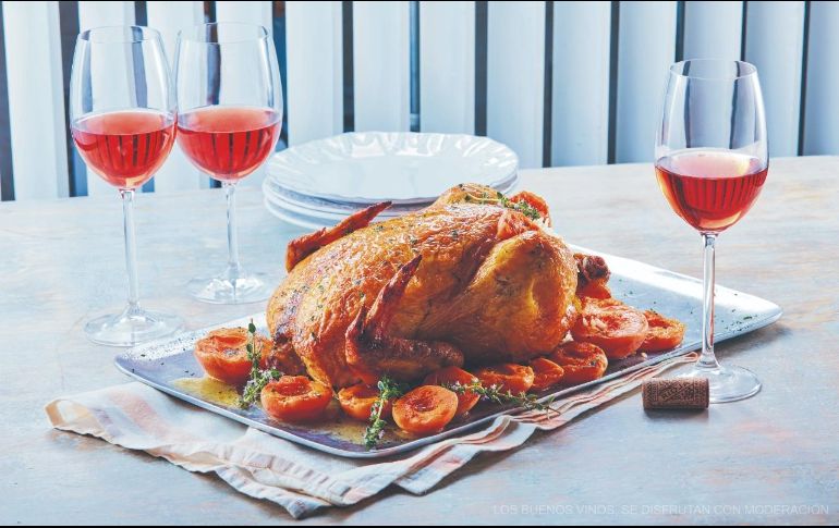 DELICIA. Pollo rostizado con chabacano y una copa de vino Rioja, un combo ganador. CORTESÍA