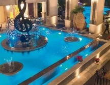 LA FUENTE. Con una clave de Sol como elemento visual dominante. Por la noche luce fabulosa. ESPECIAL