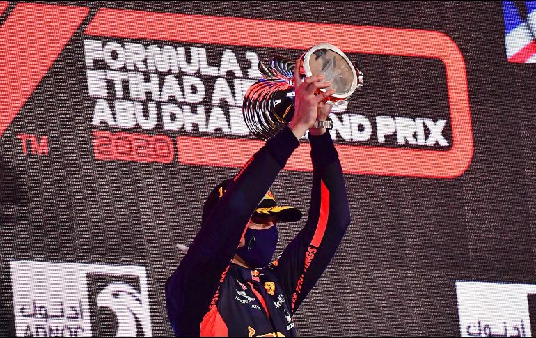 Verstappen celebra su triunfo en la última carrera de la F1 de esta temporada. AFP / G. Cacace