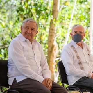 AMLO "olvida" medidas de sana distancia en visita a Oaxaca