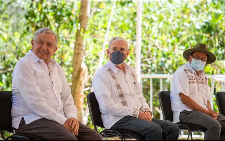 Durante la inauguración del camino rural San Mateo Río Hondo, en Oaxaca, López Obrador tampoco portó cubrebocas, a diferencia de otros asistentes. ESPECIAL/Gobierno de México