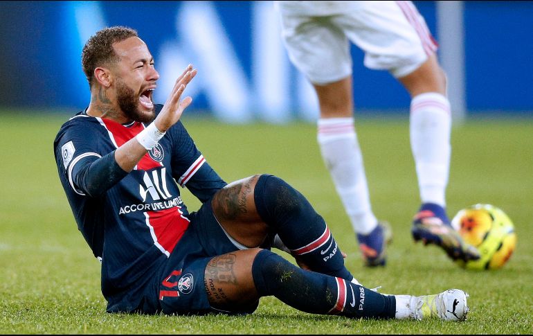 Thiago Medes derribó a Neymar, que tuvo la mala fortuna de que su pie izquierdo quedase entre las piernas de su rival. EFE / Y. Valat