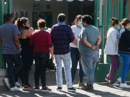A LA ESPERA. Ciudadanos en la entrada de la Clínica 110 del IMSS en Oblatos. Este espacio tiene al menos siete de 10 camas con ventilador ya ocupadas por enfermos de coronavirus. EL INFORMADOR • G. Gallo