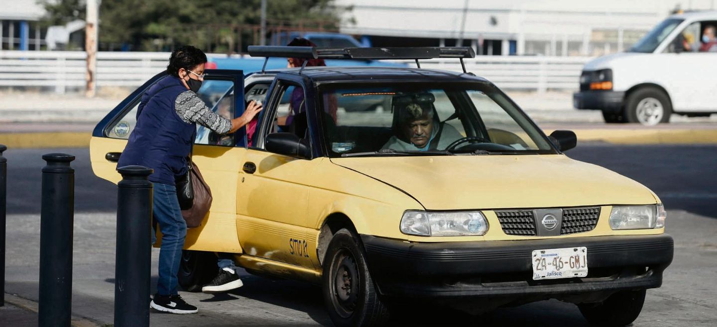 PADRÓN. Los usuarios de autos de alquiler padecen por la falta de taxímetros. Los cobros los impone el chofer. EL INFORMADOR  • G. Gallo