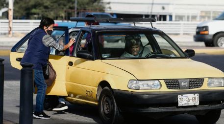 PADRÓN. Los usuarios de autos de alquiler padecen por la falta de taxímetros. Los cobros los impone el chofer. EL INFORMADOR  • G. Gallo
