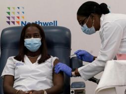 Sandra Lindsay, enfermera de cuidados intensivos de un hospital del barrio de Queens, ha sido la primera neoyorquina inoculada con la vacuna contra el coronavirus COVID-19, y la primera del país. TWITTER / @NYGovCuomo