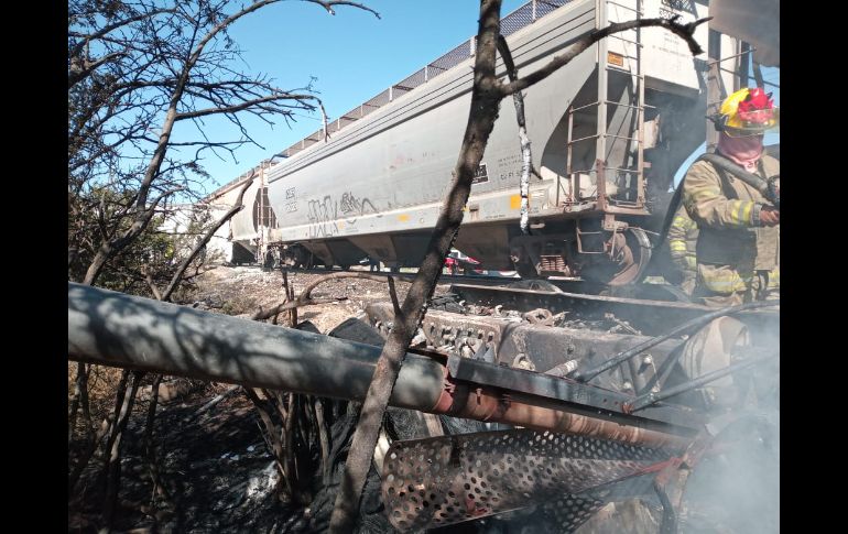 Se produjo un incendio tras el choque de un camión de carga pesada con el tren. ESPECIAL/Protección Civil y Bomberos de Tlajomulco