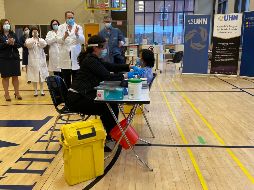 La televisión transmitió el momento en que Anita Quidangen era inoculada en el Hospital de Toronto. TWITTER/@UHN