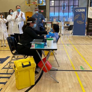 Canadá arranca vacunación contra el coronavirus en Ontario y Quebec