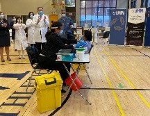 La televisión transmitió el momento en que Anita Quidangen era inoculada en el Hospital de Toronto. TWITTER/@UHN