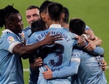 Los jugadores del Celta de Vigo celebran el tercer gol de su equipo ante el Cádiz durante el partido de LaLiga disputado este lunes en el estadio Balaidos. EFE/S. Sas