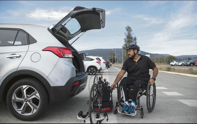 PROCEDIMIENTO. Aldo tiene que sacar, desdoblar y armar su bicicleta de competencia. EL INFORMADOR • F.Atilano