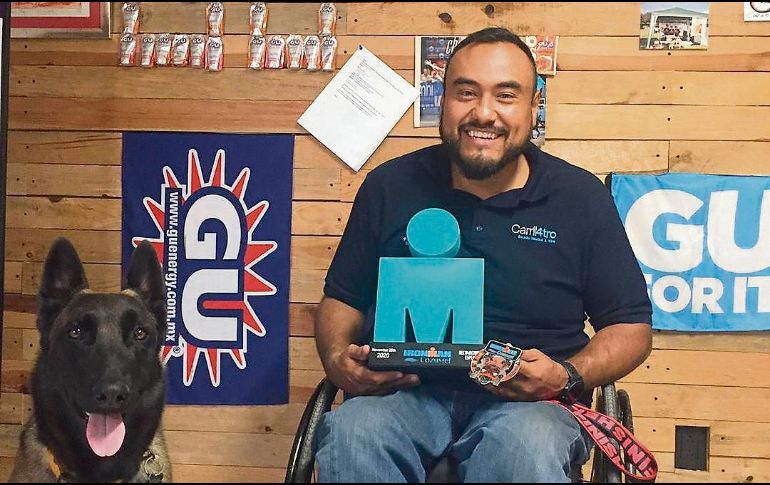 RECONOCIMIENTO. El mexicano aprovecha para posar con su medalla del Iron Man Cozumel. ESPECIAL