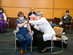 INICIO. La campaña de vacunación en EU arrancó con los trabajadores de la salud. AP