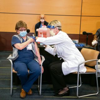 Coronavirus: Prevé EU vacunar a toda su población a mediados de 2021