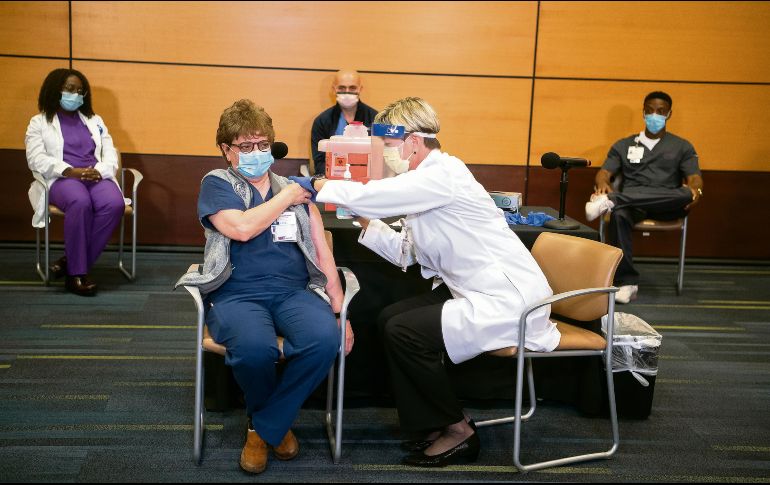 INICIO. La campaña de vacunación en EU arrancó con los trabajadores de la salud. AP