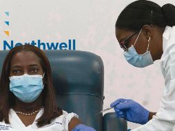 SE ADELANTAN. El viernes pasado, la Cofepris avaló el uso de la vacuna de Pfizer para México. El personal de salud del país será de los primeros beneficiados con el biológico. Ayer ya comenzó a aplicarse en trabajadores de Estados Unidos.  AFP