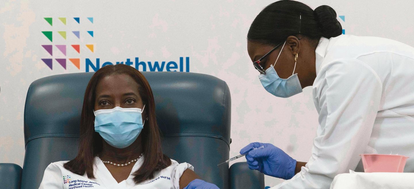 SE ADELANTAN. El viernes pasado, la Cofepris avaló el uso de la vacuna de Pfizer para México. El personal de salud del país será de los primeros beneficiados con el biológico. Ayer ya comenzó a aplicarse en trabajadores de Estados Unidos.  AFP