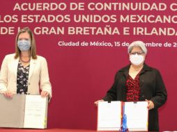 Graciela Márquez, secretaria de Economía, posa junto con la embajadora Corin Robertson tras la firma del acuerdo. TWITTER/@SE_mx