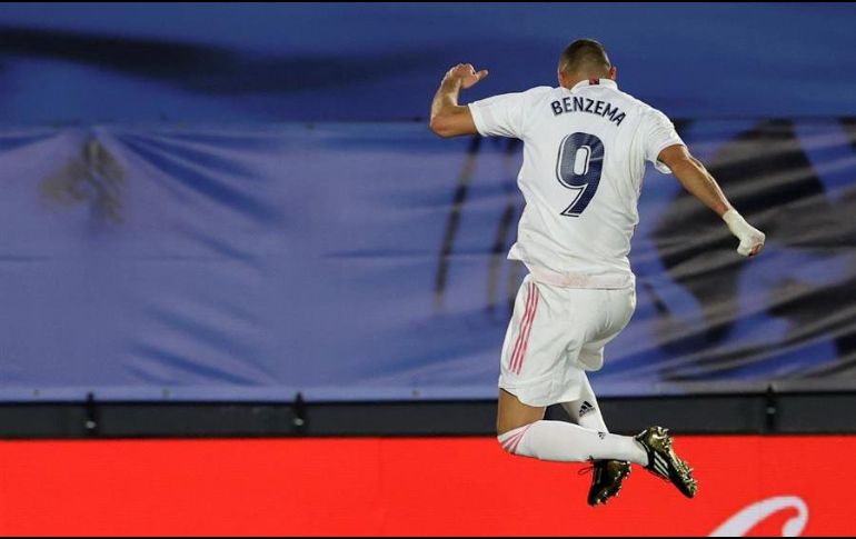 El delantero Karim Benzema celebra el tercer gol del partido. EFE/J. Martín