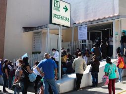 Familiares esperan informes de pacientes diagnosticados con COVID-19 afuera de un hospital del Instituto Mexicano del Seguro Social (IMSS) en la Ciudad de México. EFE/J. Pazos