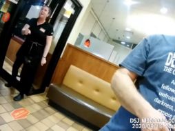 La mesera no pudo evitar su frustración ante la actitud de los clientes. YOUTUBE