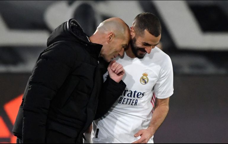 FAVORITO. Zinedine Zidane jamás ha ocultado su predilección por Karim Benzema. AFP