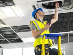 Antes del covid-19, muchos de nosotros solamente pensábamos en el aire de la oficina cuando estaba muy caliente, muy frío o cuando dejaba de funcionar. GETTY IMAGES