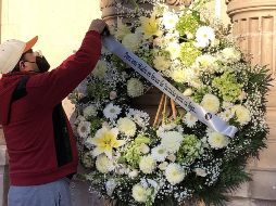 Familiares y amigos de Marisela Escobedo colocan una ofrenda floral en el Palacio de Gobierno, en conmemoración por los 10 años de su asesinato en Chihuahua. EFE / J. Fernández