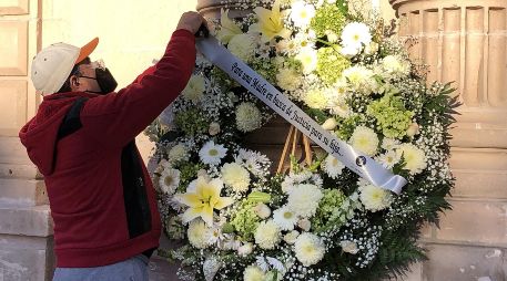 Familiares y amigos de Marisela Escobedo colocan una ofrenda floral en el Palacio de Gobierno, en conmemoración por los 10 años de su asesinato en Chihuahua. EFE / J. Fernández