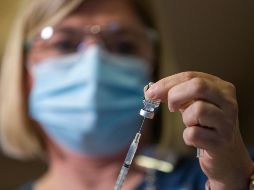 La enfermera Nurse Kelley prepara la dosis de la vacuna Pfizer-BioNTech en un hospital de Portland. AP/D. Killen.