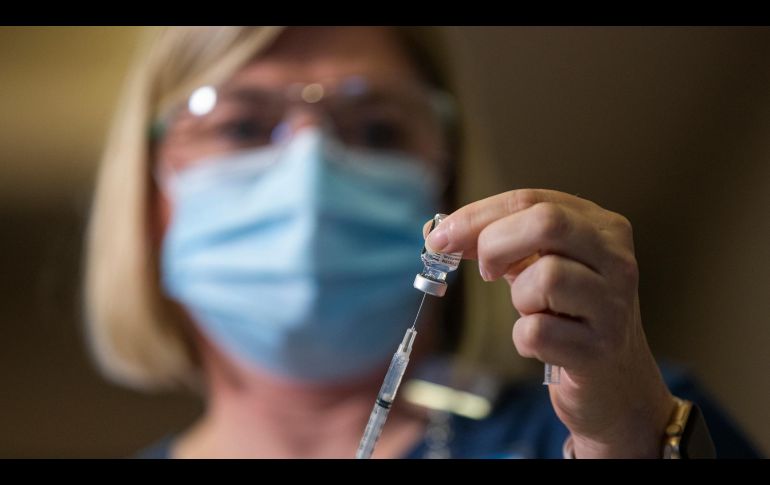La enfermera Nurse Kelley prepara la dosis de la vacuna Pfizer-BioNTech en un hospital de Portland. AP/D. Killen.