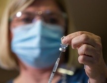La enfermera Nurse Kelley prepara la dosis de la vacuna Pfizer-BioNTech en un hospital de Portland. AP/D. Killen.