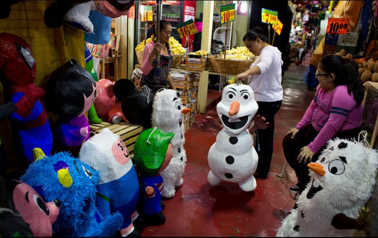 Comerciantes han visto ralentizarse sus ventas de piñatas y temen que empeoren ante posibles restricciones. AP / ARCHIVO