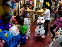 Comerciantes han visto ralentizarse sus ventas de piñatas y temen que empeoren ante posibles restricciones. AP / ARCHIVO