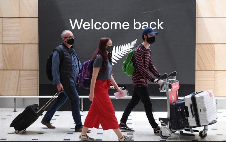 Pasajeros llegan desde Nueva Zelanda al Aeropuerto Internacional de Sídney, Australia. EFE/ARCHIVO