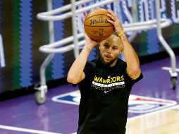 Stephen Curry. La figura de los Warriors calienta para un juego de pretemporada. EFE