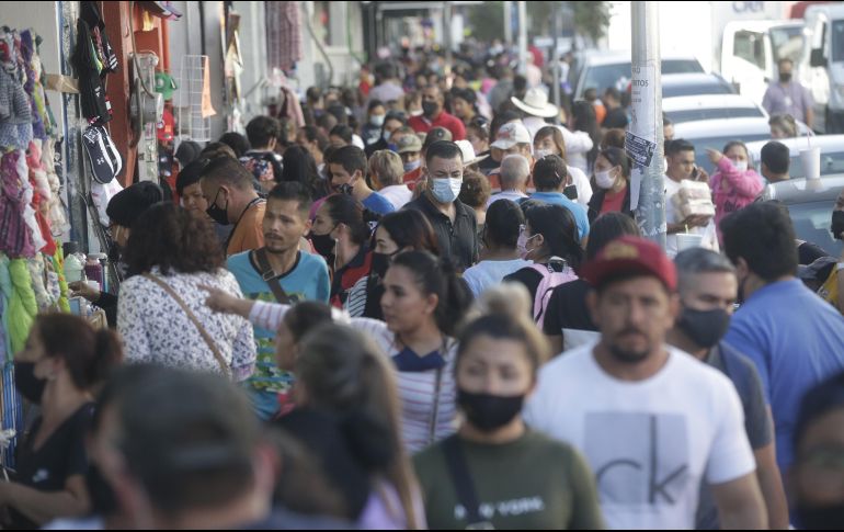 Personas se agolparon en la zona de Obregón para hacer sus compras navideñas. Este medio observó que no había filtros de seguridad, no se guardó sana distancia ni se exigió usar cubrebocas. EL INFORMADOR/F. Atilano