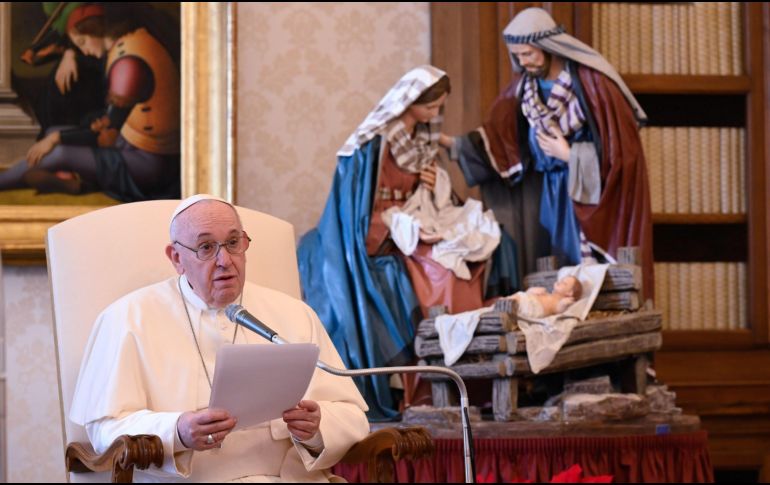 Al Papa se le vio ayer en la audiencia general desde la biblioteca apostólica, en el Vaticano. EFE/Vatican Media