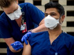 En Estados Unidos se aplica estos días la vacuna de Pfizer contra el coronavirus.  Aplicación a personal médico en un hospital en Flint, Michigan. AP/MLive.com/The Flint Journal/J. May