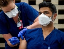 En Estados Unidos se aplica estos días la vacuna de Pfizer contra el coronavirus.  Aplicación a personal médico en un hospital en Flint, Michigan. AP/MLive.com/The Flint Journal/J. May